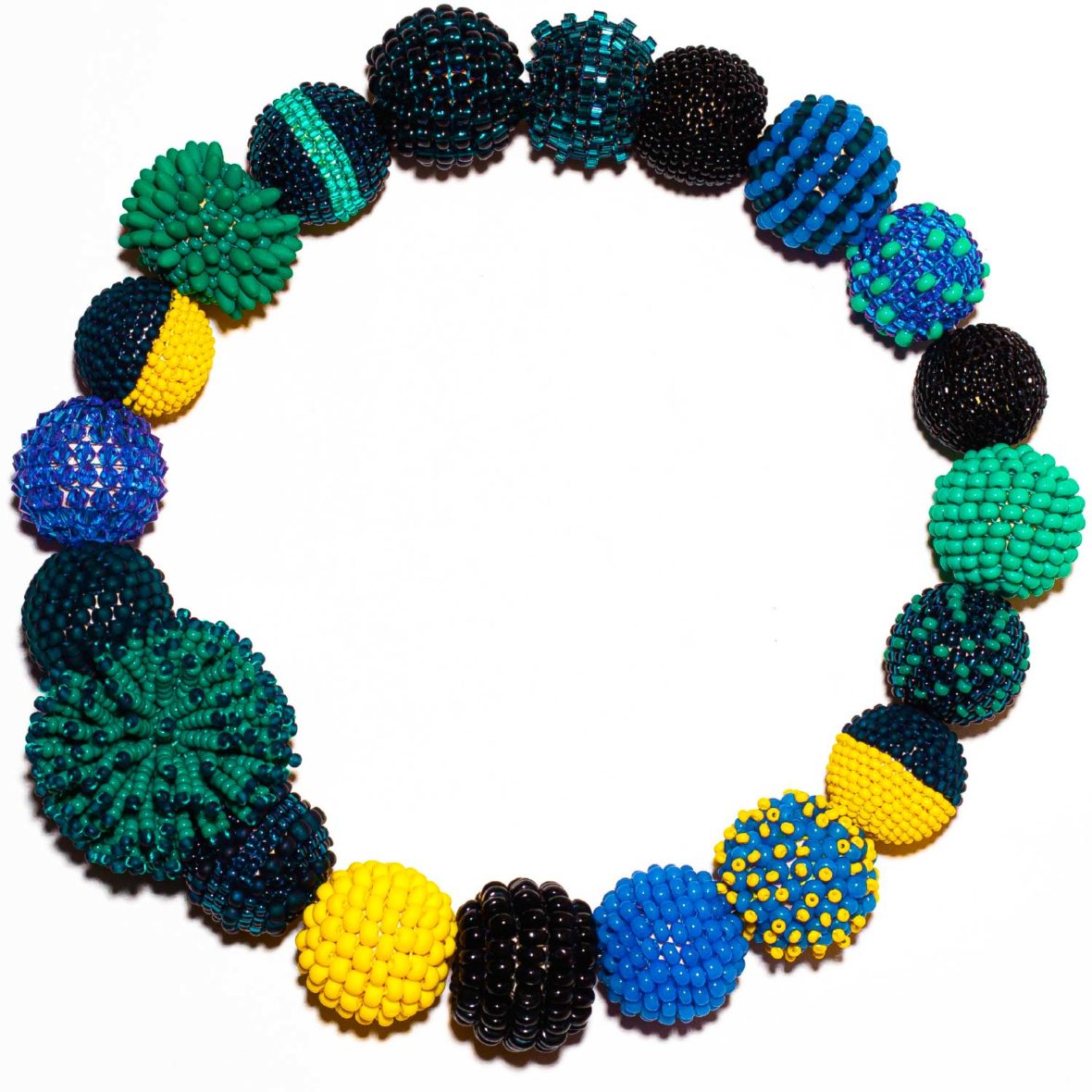 kettenmacherin collier Farbthema dunkelblau royalblau schwarz emerald gelb
